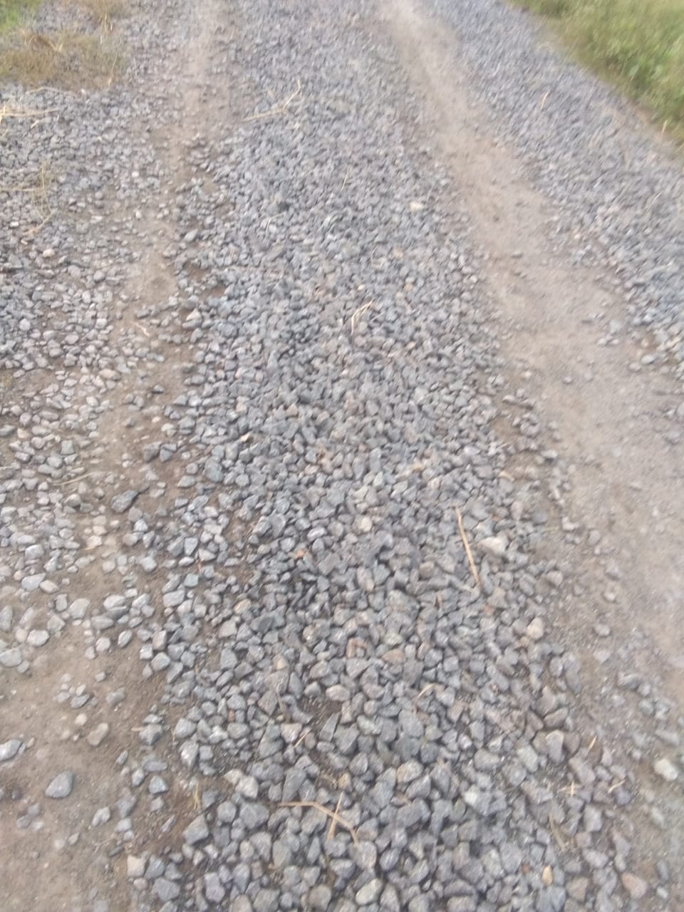 ஜல்லி கற்கள் பெயர்ந்த சாலை ஜல்லி கற்கள் பெயர்ந்த சாலை