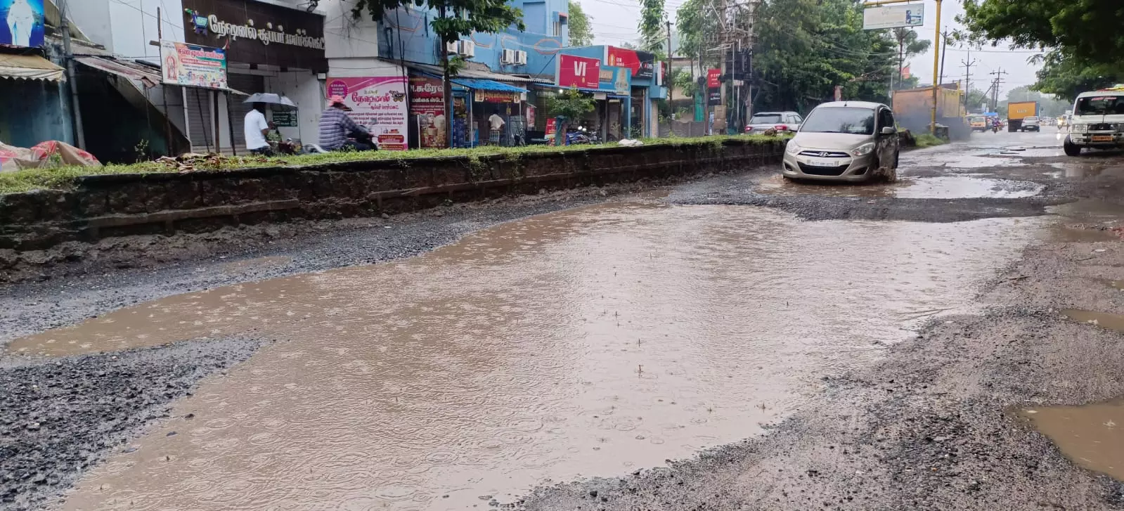 பல்லாங்குழி சாலையால் அவதி பல்லாங்குழி சாலையால் அவதி