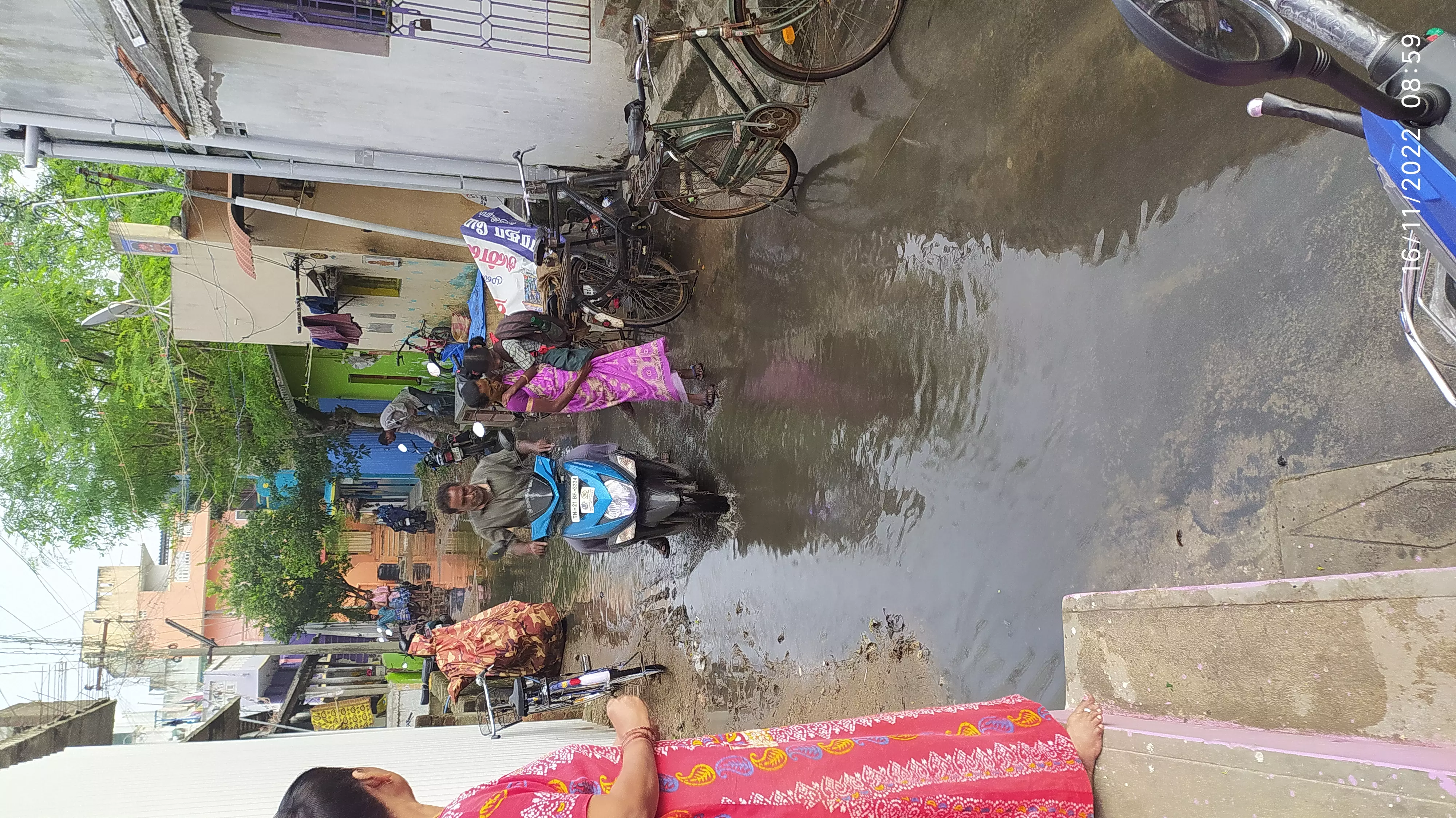 கழிவுநீர் மழைநீருடன் கலந்து சாலையில் தேங்குகிறது