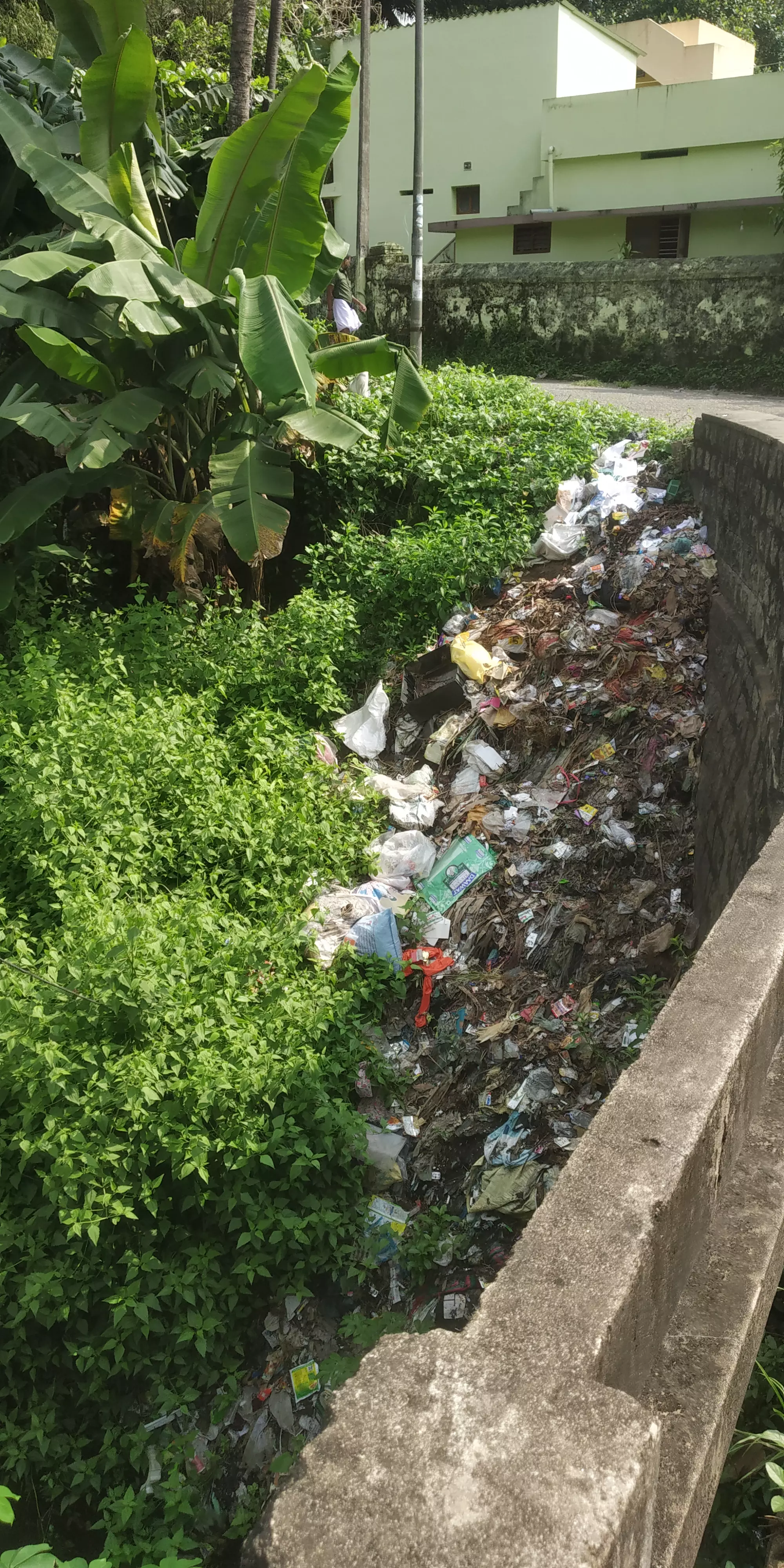 கால்வாயில் கொட்டப்படும் குப்பைகள்