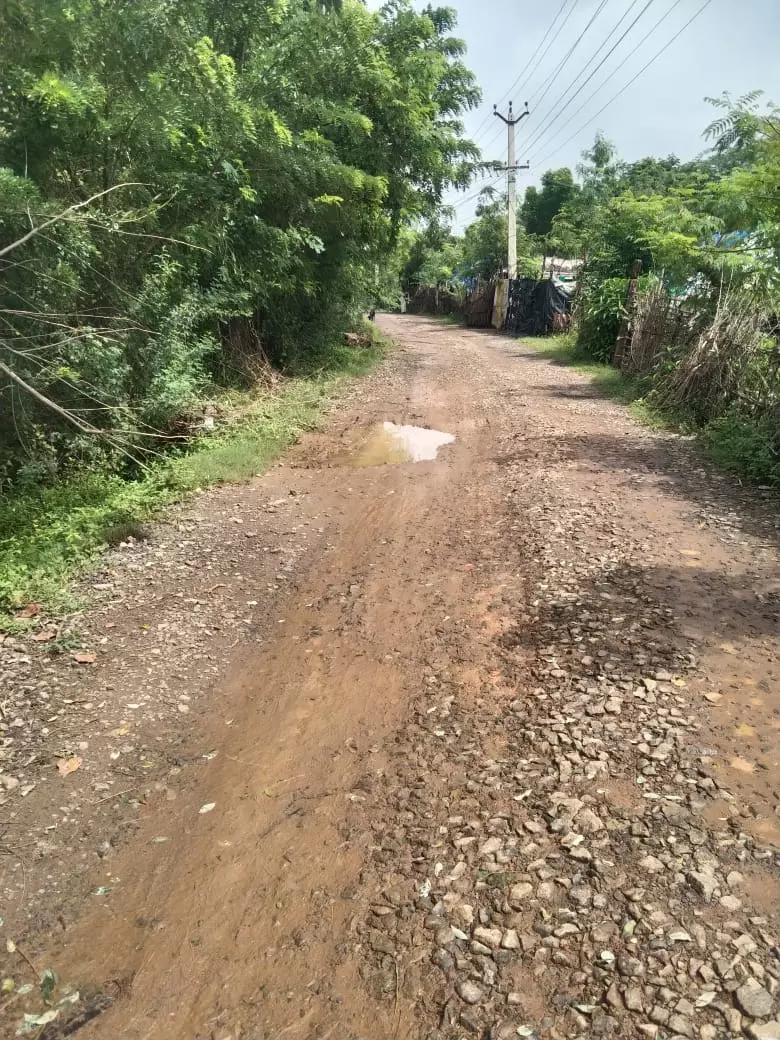 குண்டும்,குழியுமான சாலை