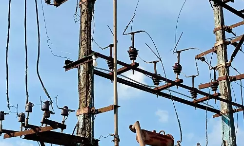 ஆபத்தான மின்மாற்றி சீரமைக்கப்படுமா? ஆபத்தான மின்மாற்றி சீரமைக்கப்படுமா?