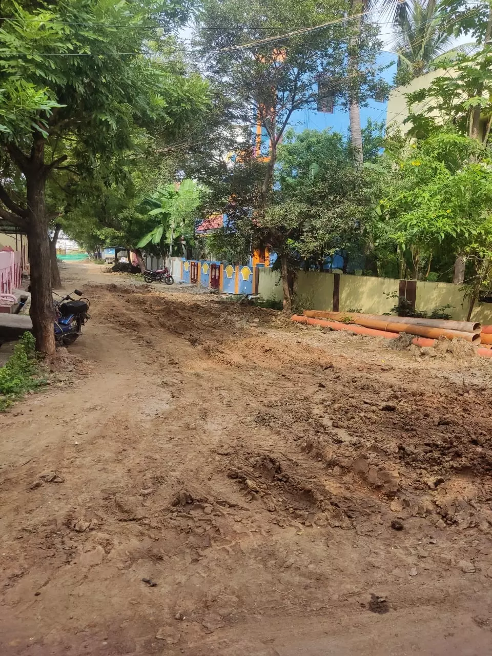 சேறும், சகதியுமாக மாறி சாலை சேறும், சகதியுமாக மாறி சாலை