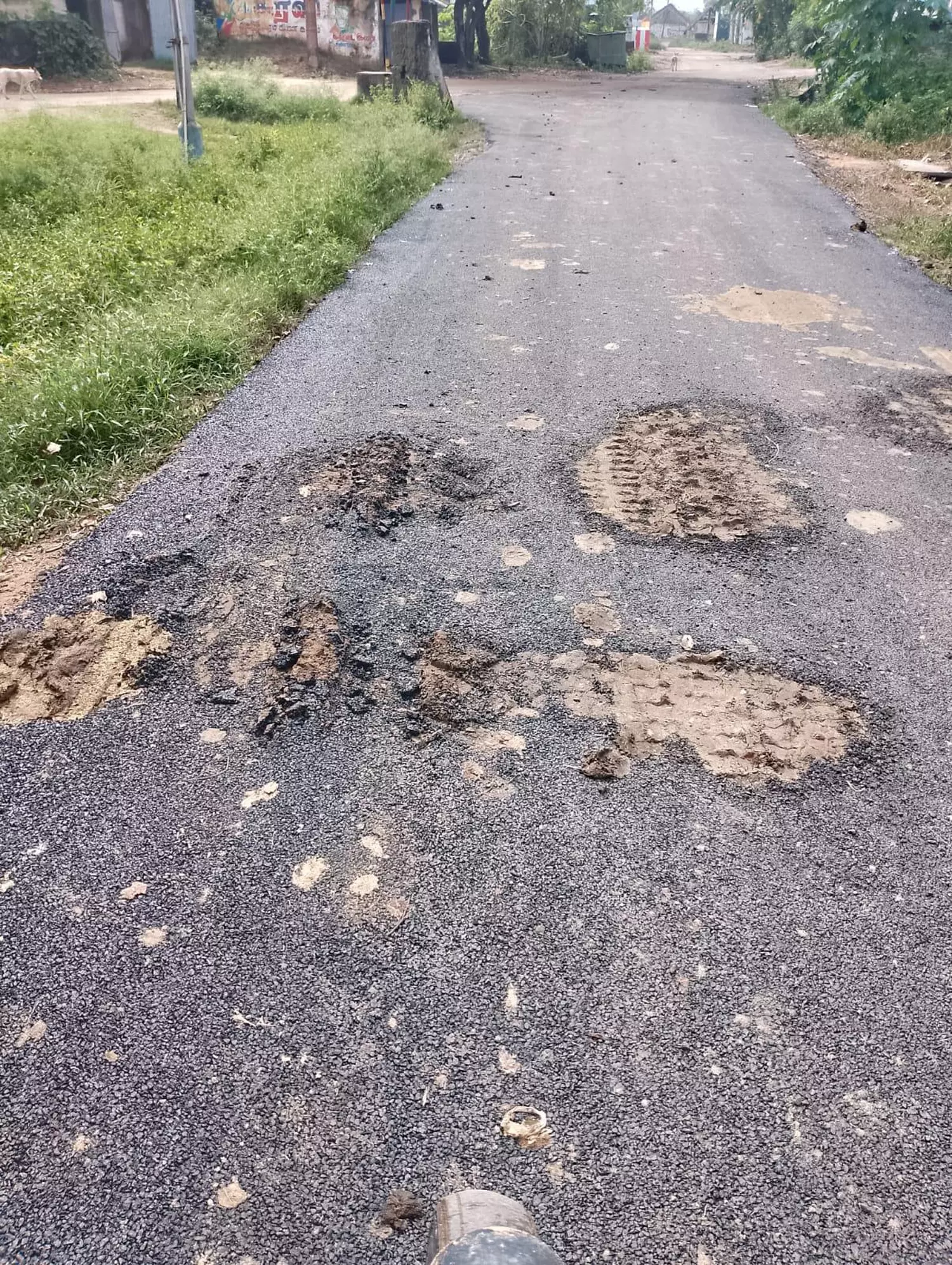 தார் சாலை சேதம் தார் சாலை சேதம்