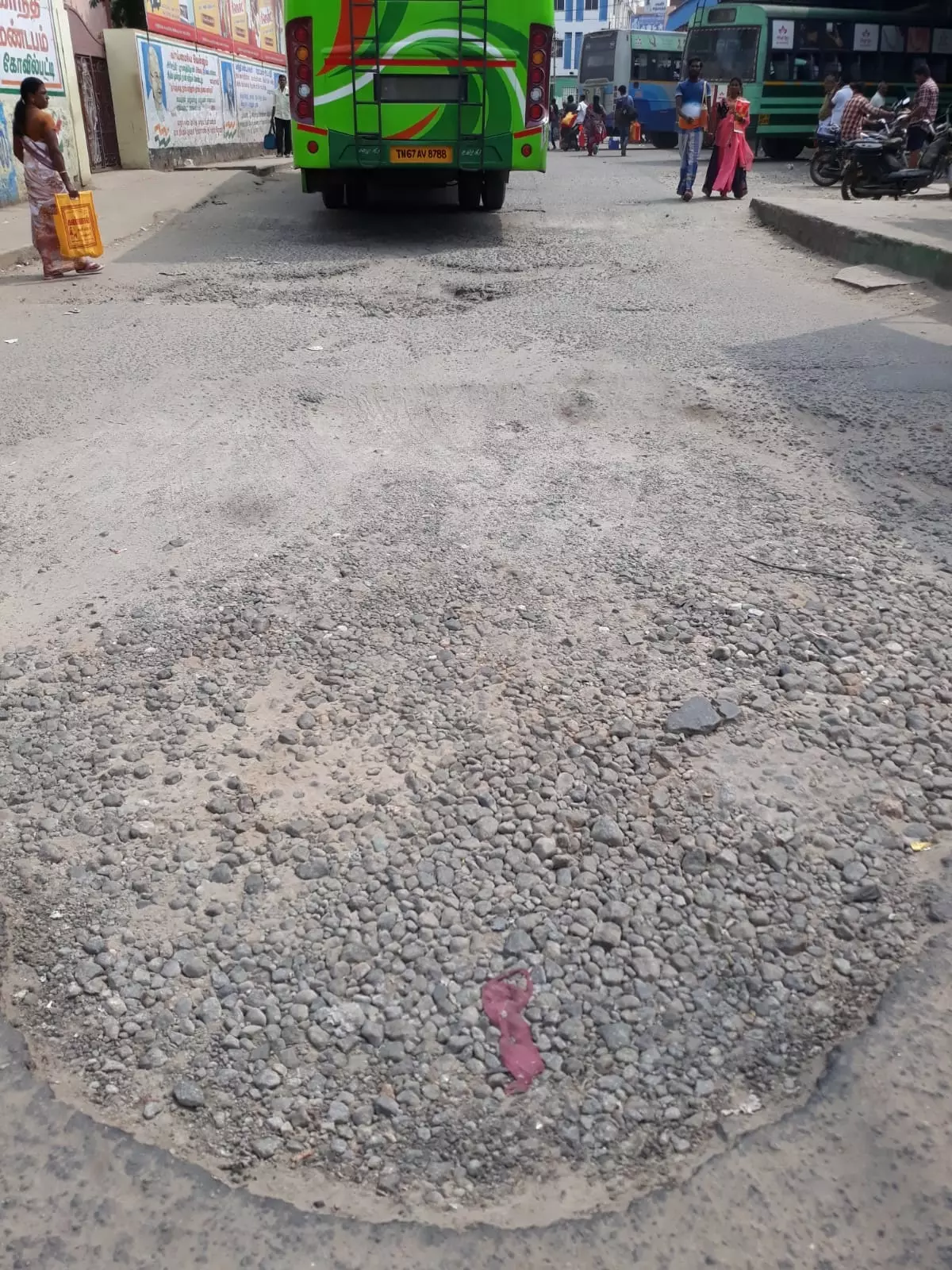 சாலையில் ஆபத்தான பள்ளங்கள்