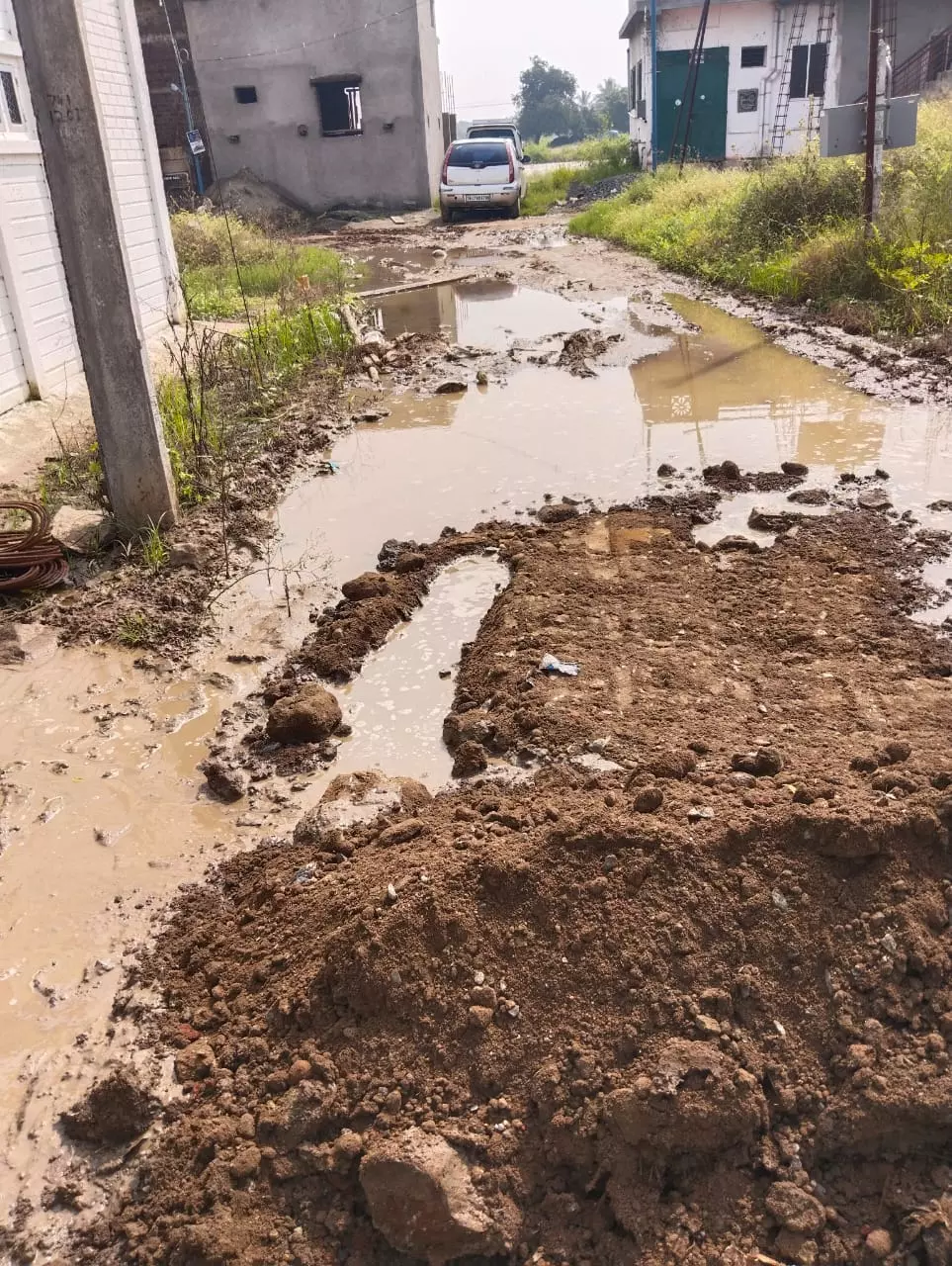 சேறும், சகதியுமான சாலை சேறும், சகதியுமான சாலை