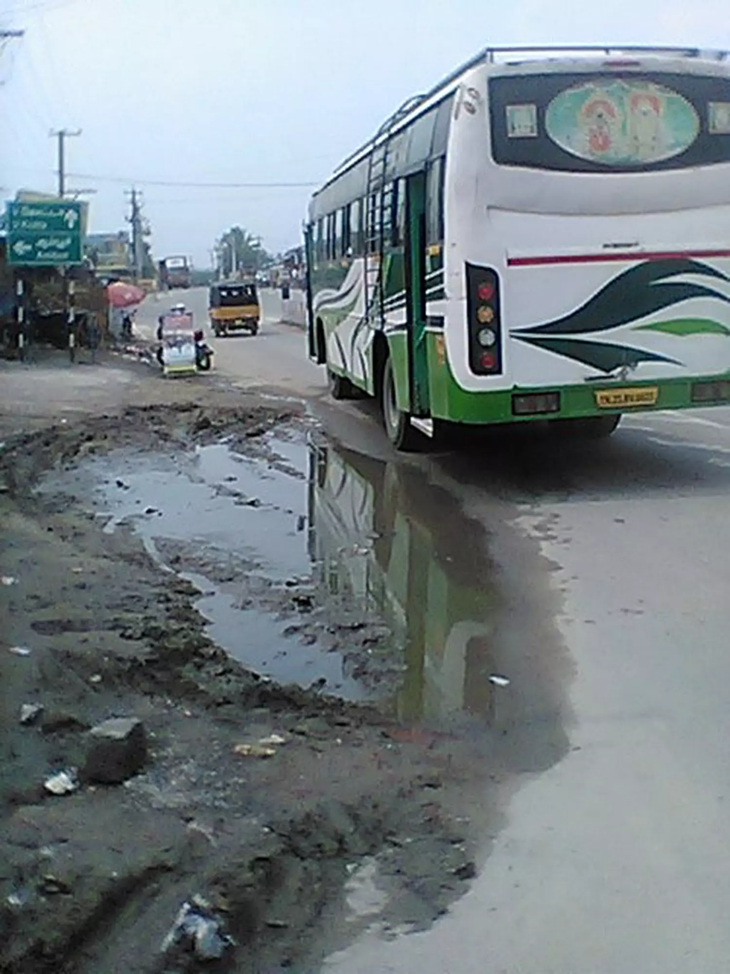 சாலையில் தேங்கும் கழிவுநீர்