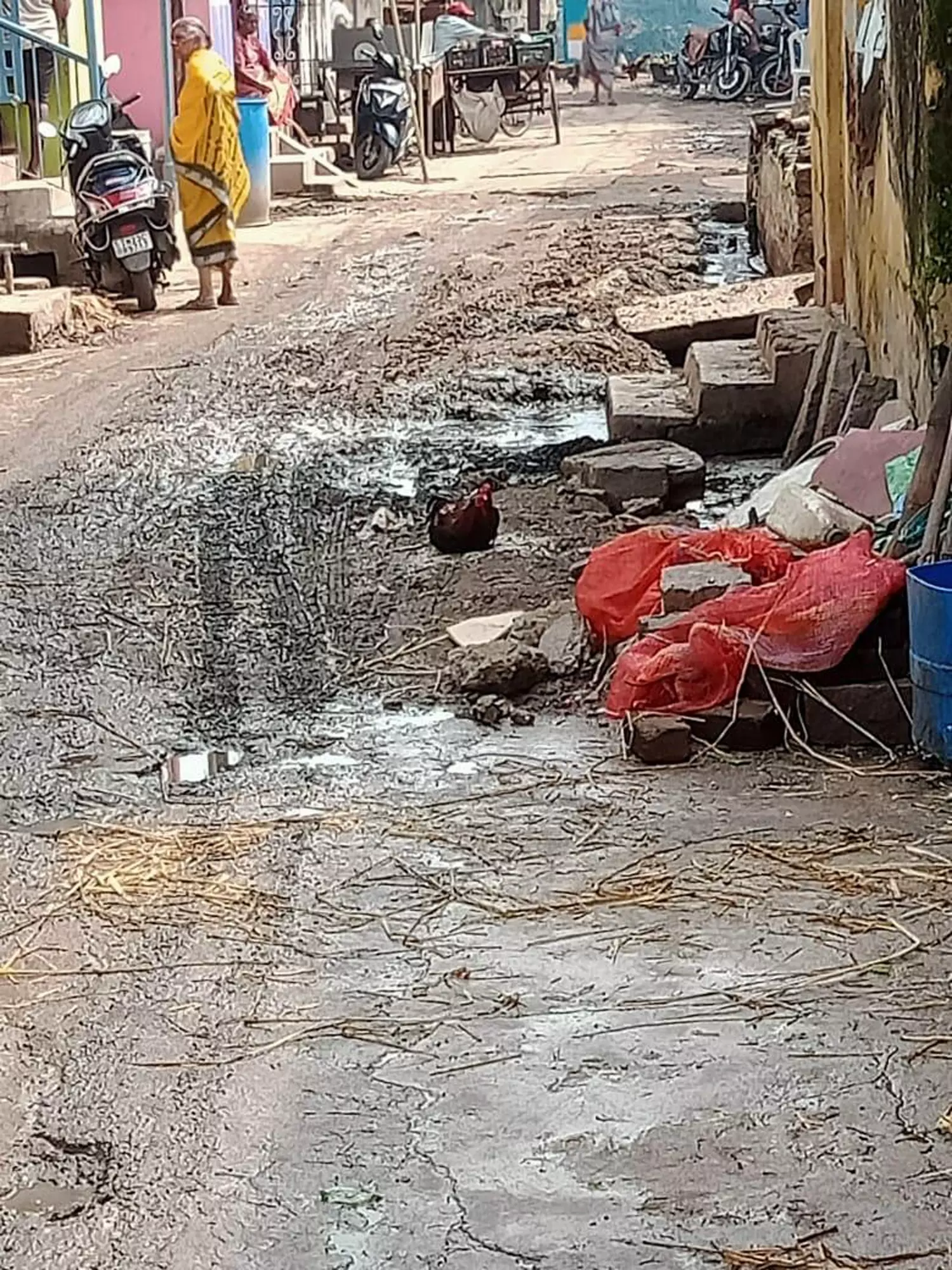 சேறும் சகதியுமான சாலை சேறும் சகதியுமான சாலை