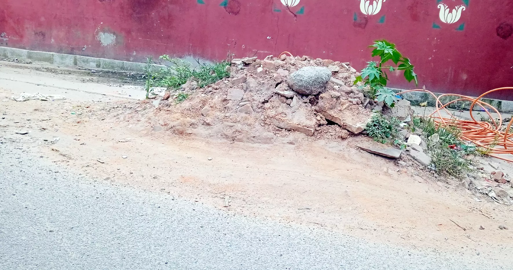 சாலையோரம் கிடக்கும் கட்டிட கழிவுகள் சாலையோரம் கிடக்கும் கட்டிட கழிவுகள்