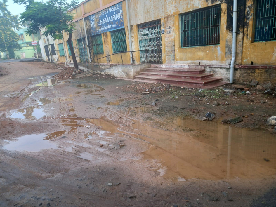 தேங்கி நிற்கும் மழை நீர்