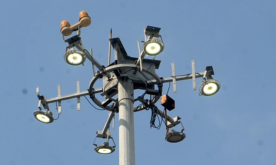 பகலிலும் ஒளிரும் மின்விளக்கு