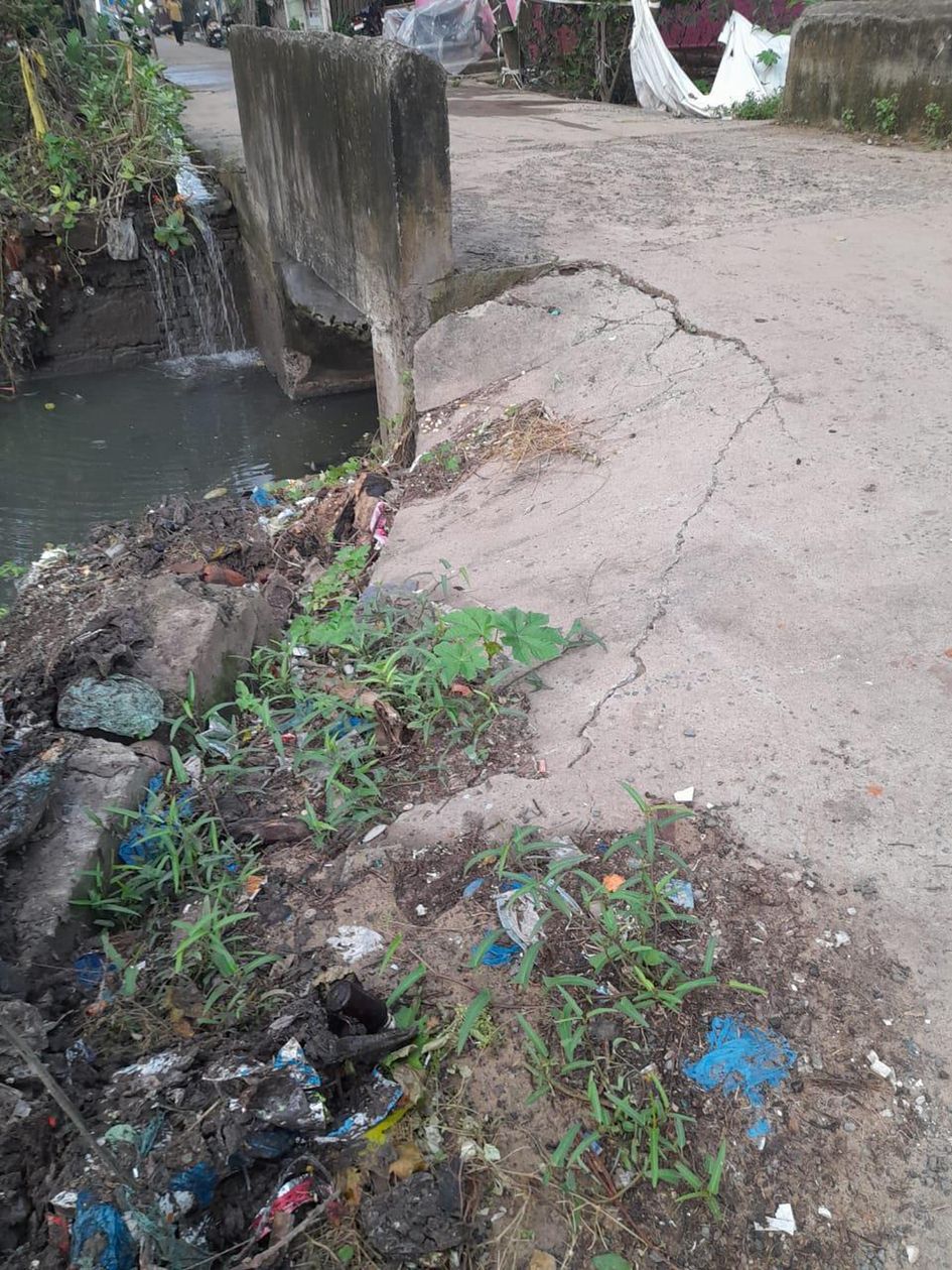 சேதமடைந்த பாலம் சேதமடைந்த பாலம்