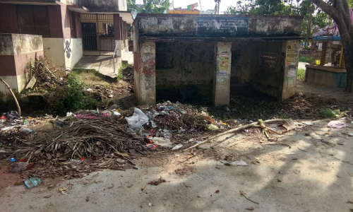 பாழடைந்து கிடக்கும் பயணிகள் நிழற்குடை