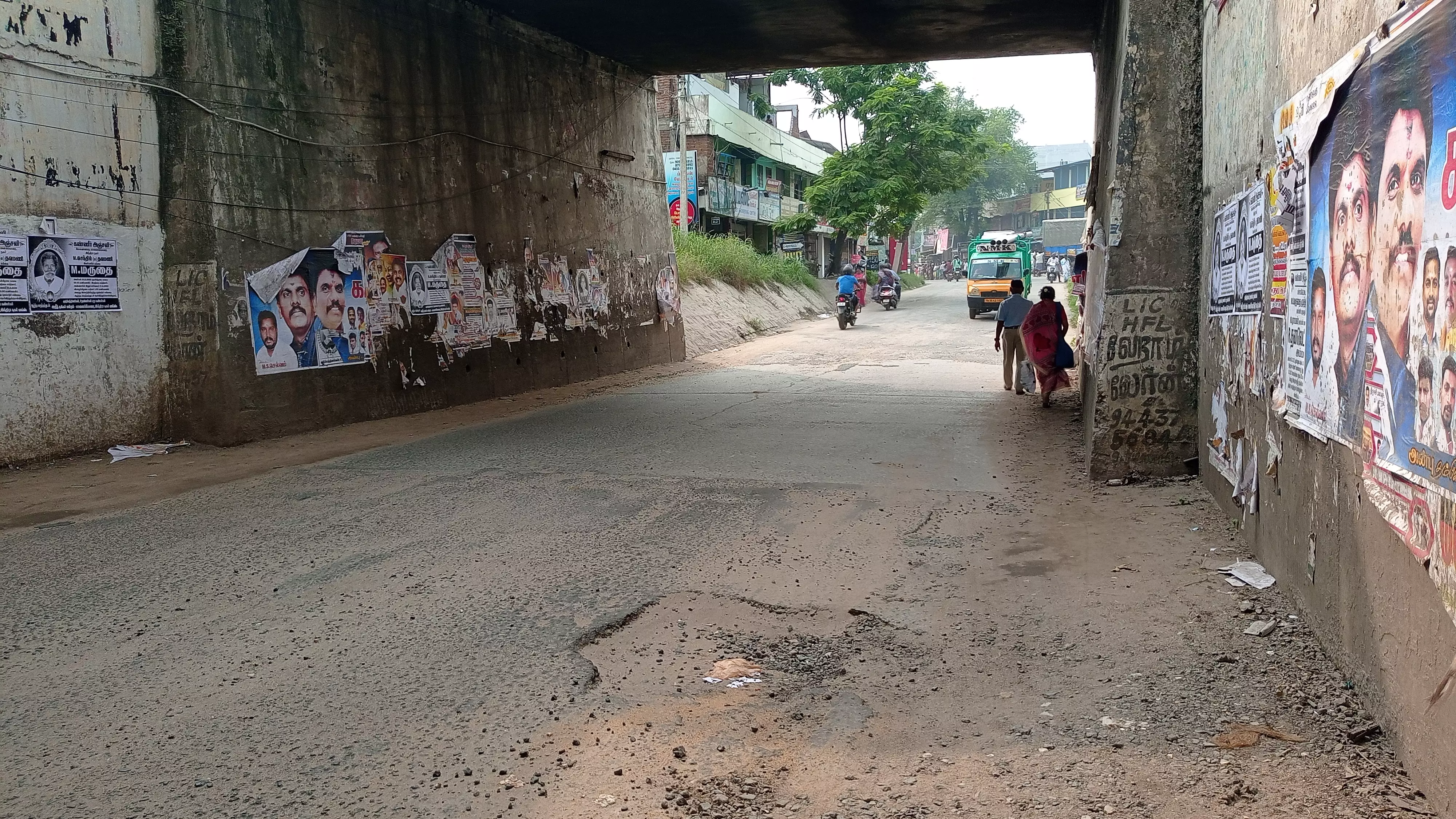 சாலையில் பள்ளம் சாலையில் பள்ளம்