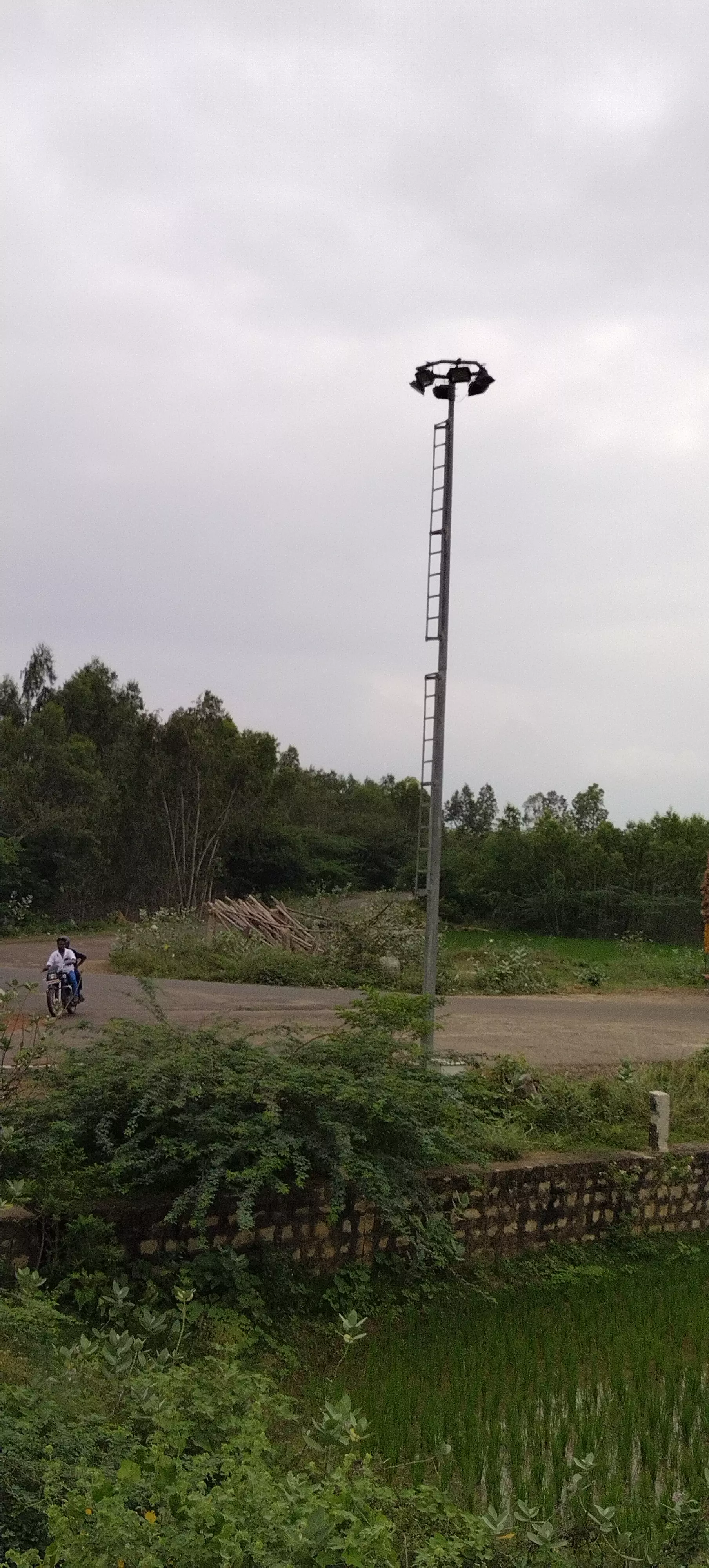 எரியாத உயர்மின்கோபுர விளக்கு எரியாத உயர்மின்கோபுர விளக்கு