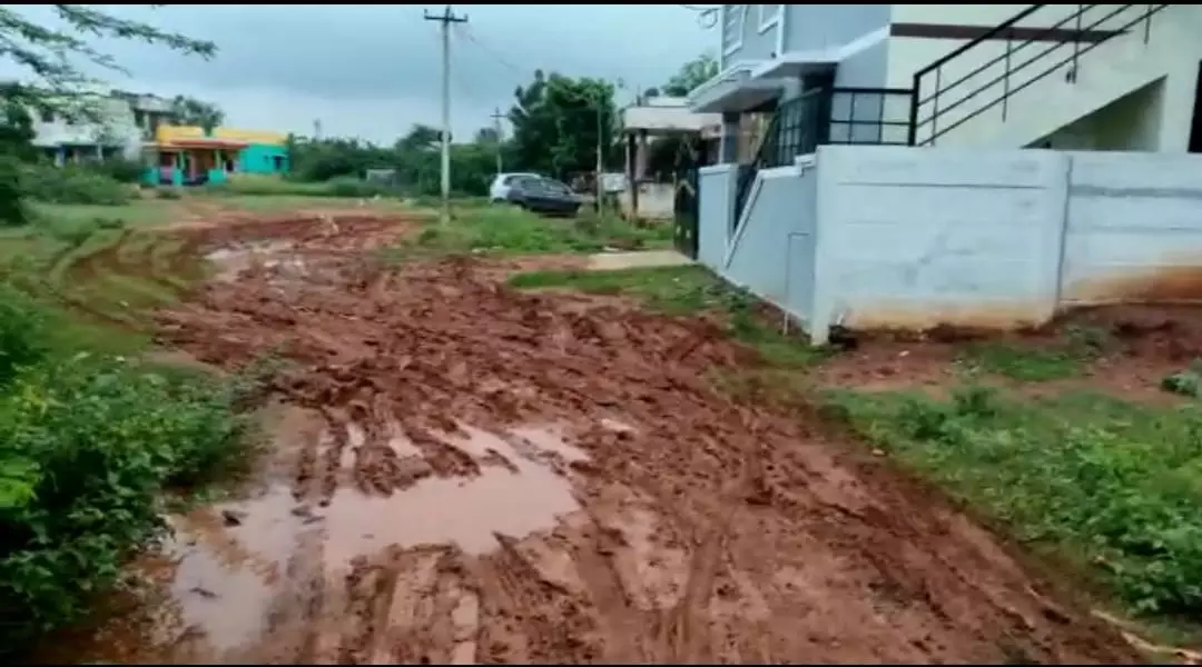 சேறும், சகதியுமான சாலை சேறும், சகதியுமான சாலை