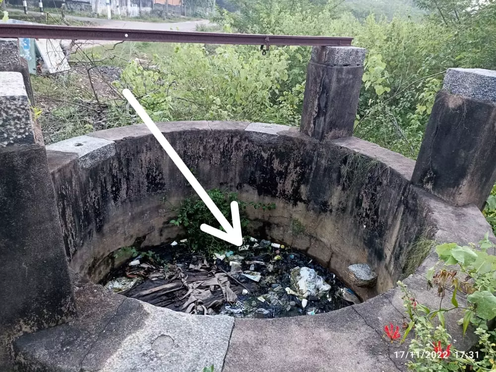 குப்பைகள் கொட்டப்படும் கிணறு