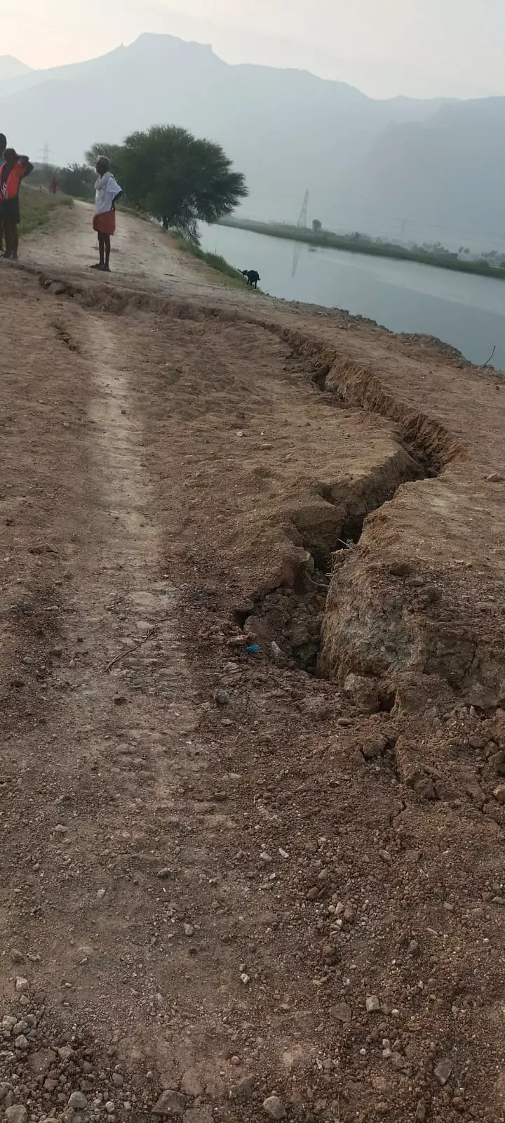 ஏரிக்கரையில் விரிசல் ஏரிக்கரையில் விரிசல்