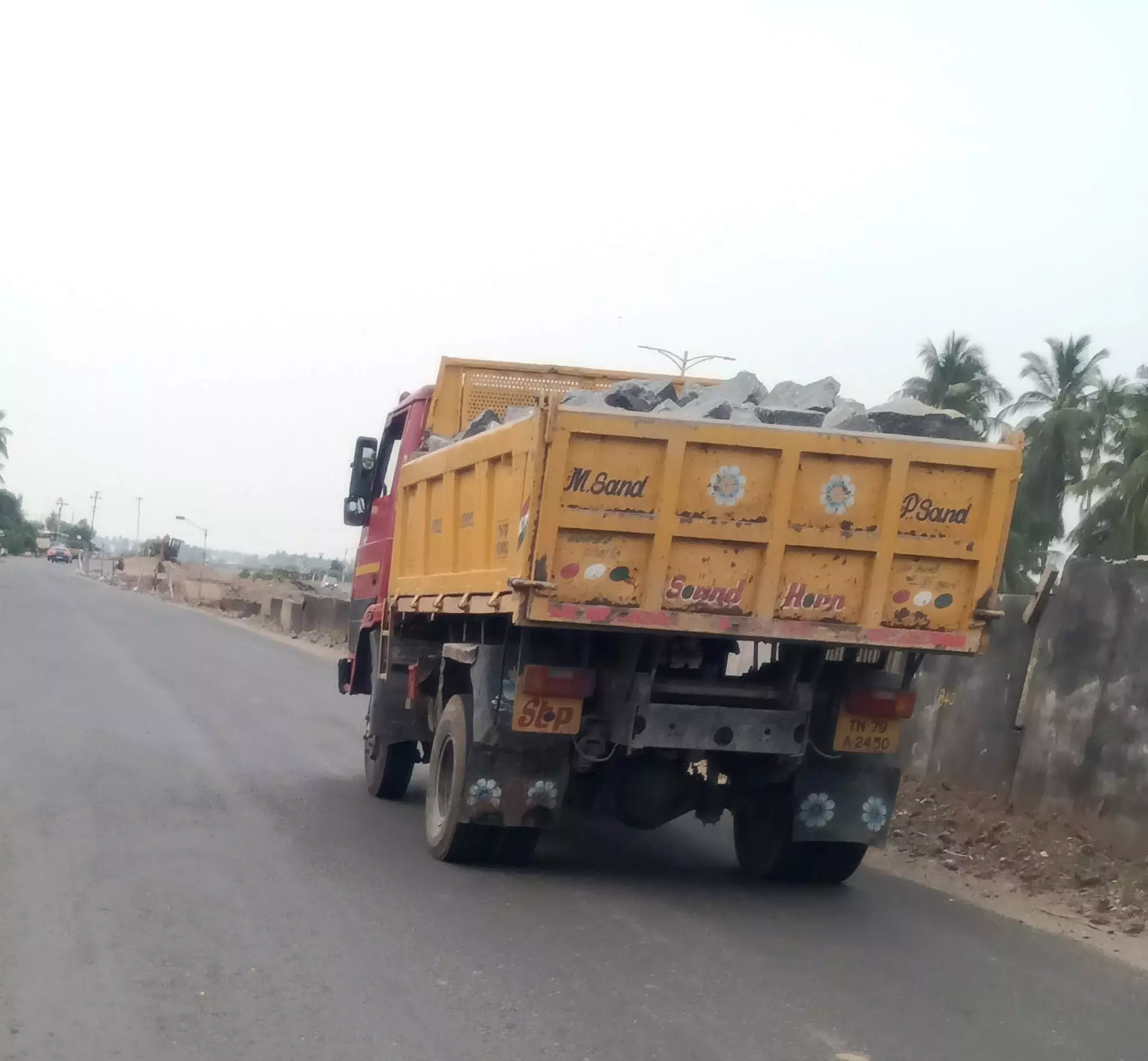 அதிக அளவு கற்களை ஏற்றி செல்லும் லாரிகள் அதிக அளவு கற்களை ஏற்றி செல்லும் லாரிகள்