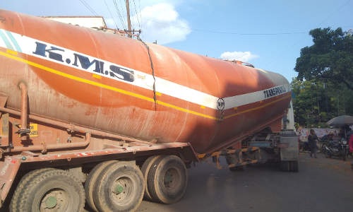 கனரக வாகனங்களால் இடையூறு கனரக வாகனங்களால் இடையூறு