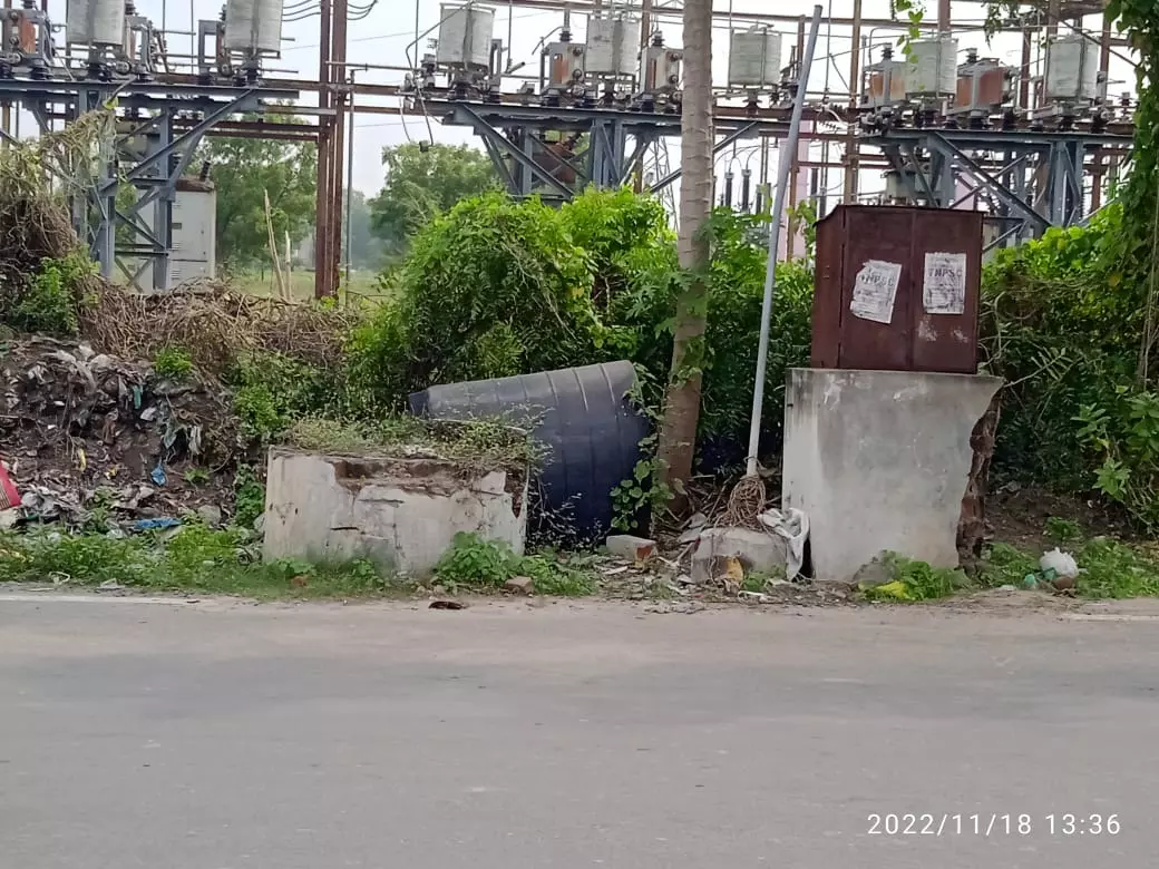 கவிழ்ந்து கிடக்கும் குடிநீர்தொட்டி