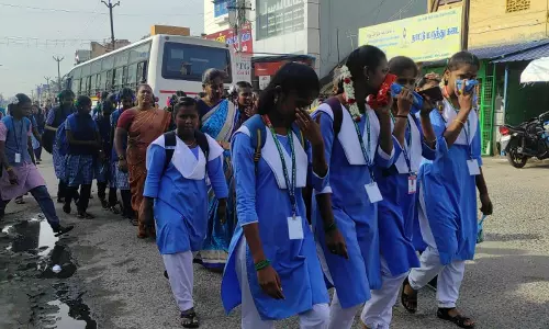 சாலையில் வழிந்தோடும் காழிவுநீர் சாலையில் வழிந்தோடும் காழிவுநீர்