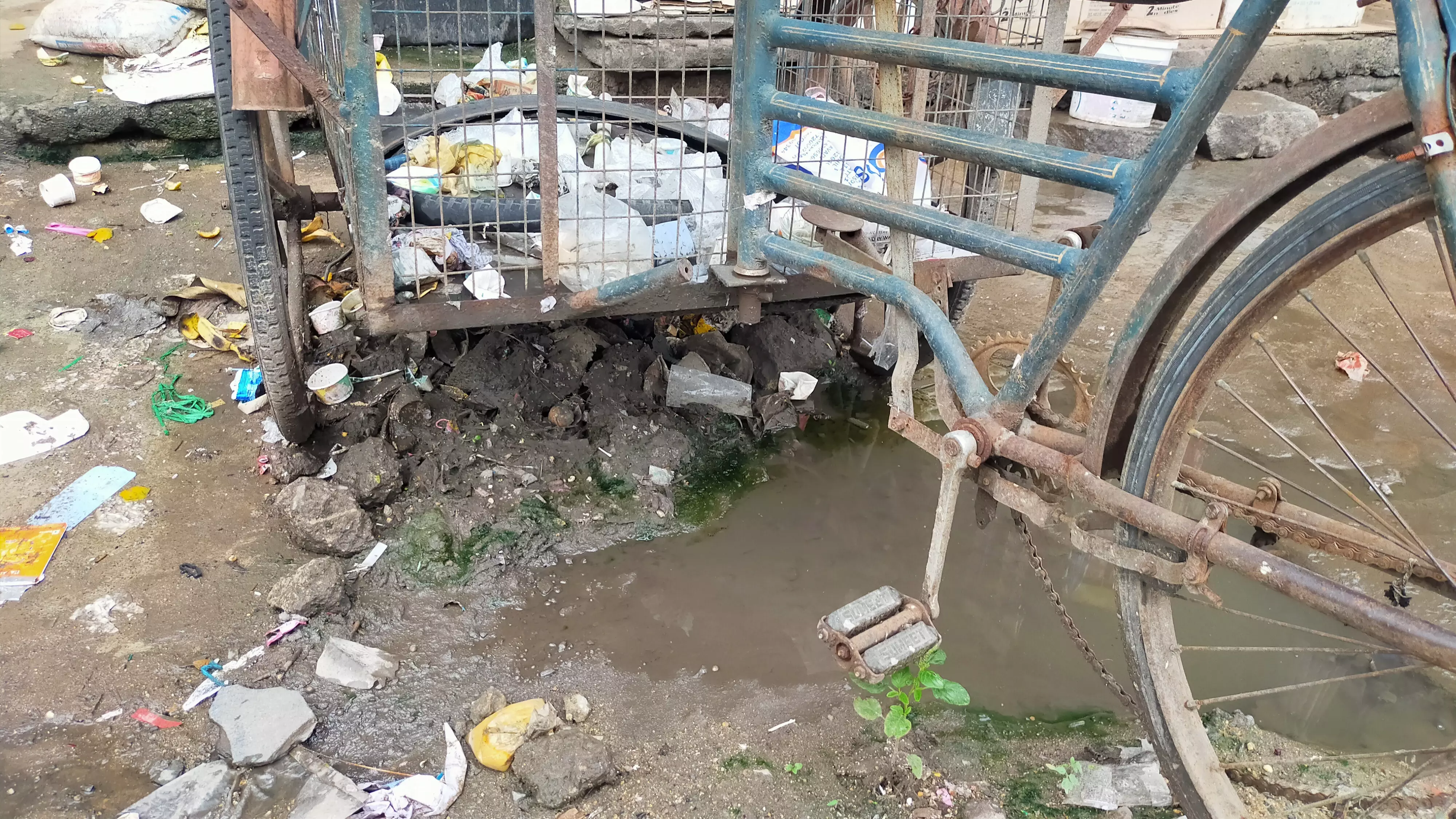 கழிவுநீரை அகற்ற வேண்டும் கழிவுநீரை அகற்ற வேண்டும்