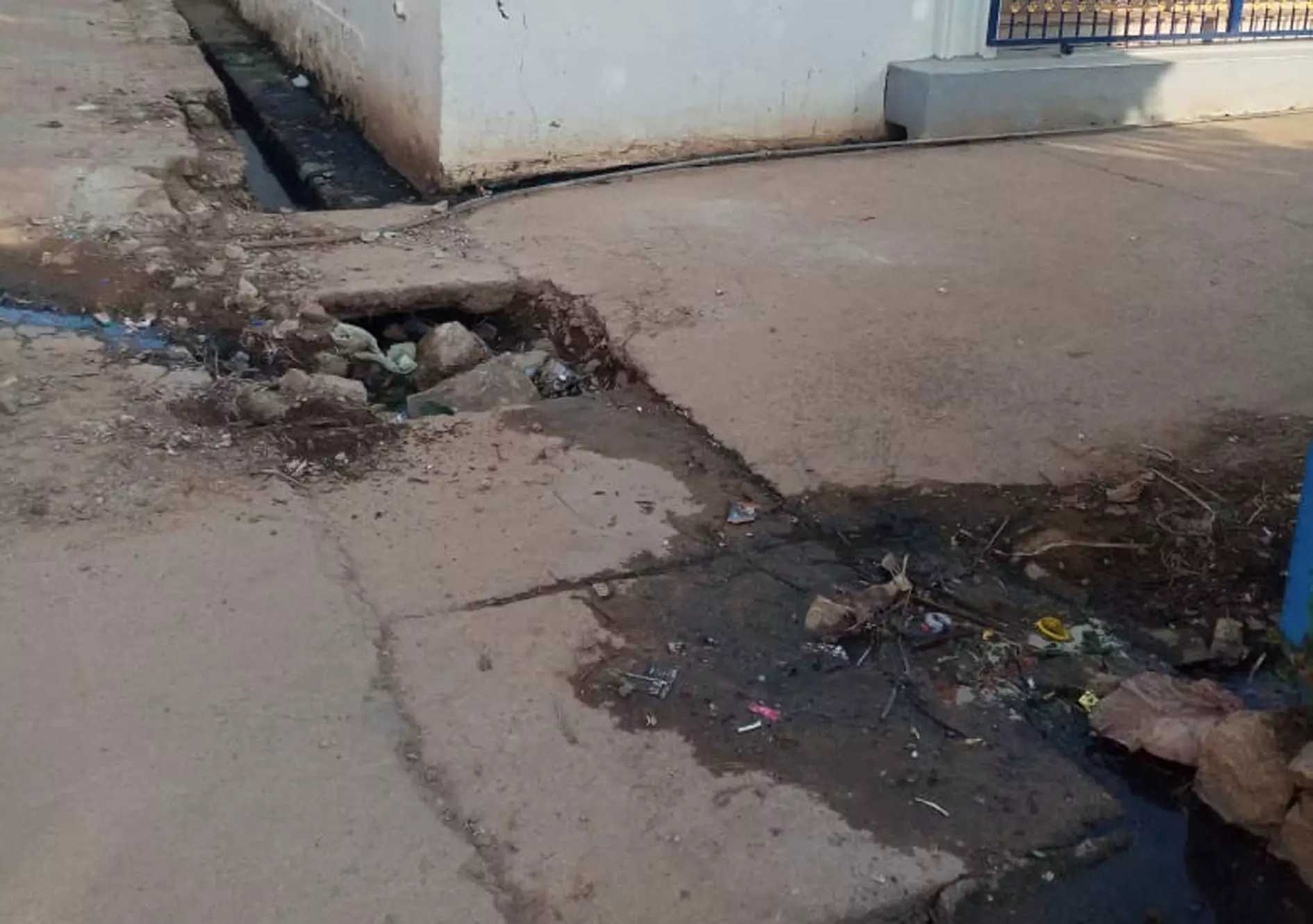 சேதமடைந்த வாறுகால் பாலம் சேதமடைந்த வாறுகால் பாலம்