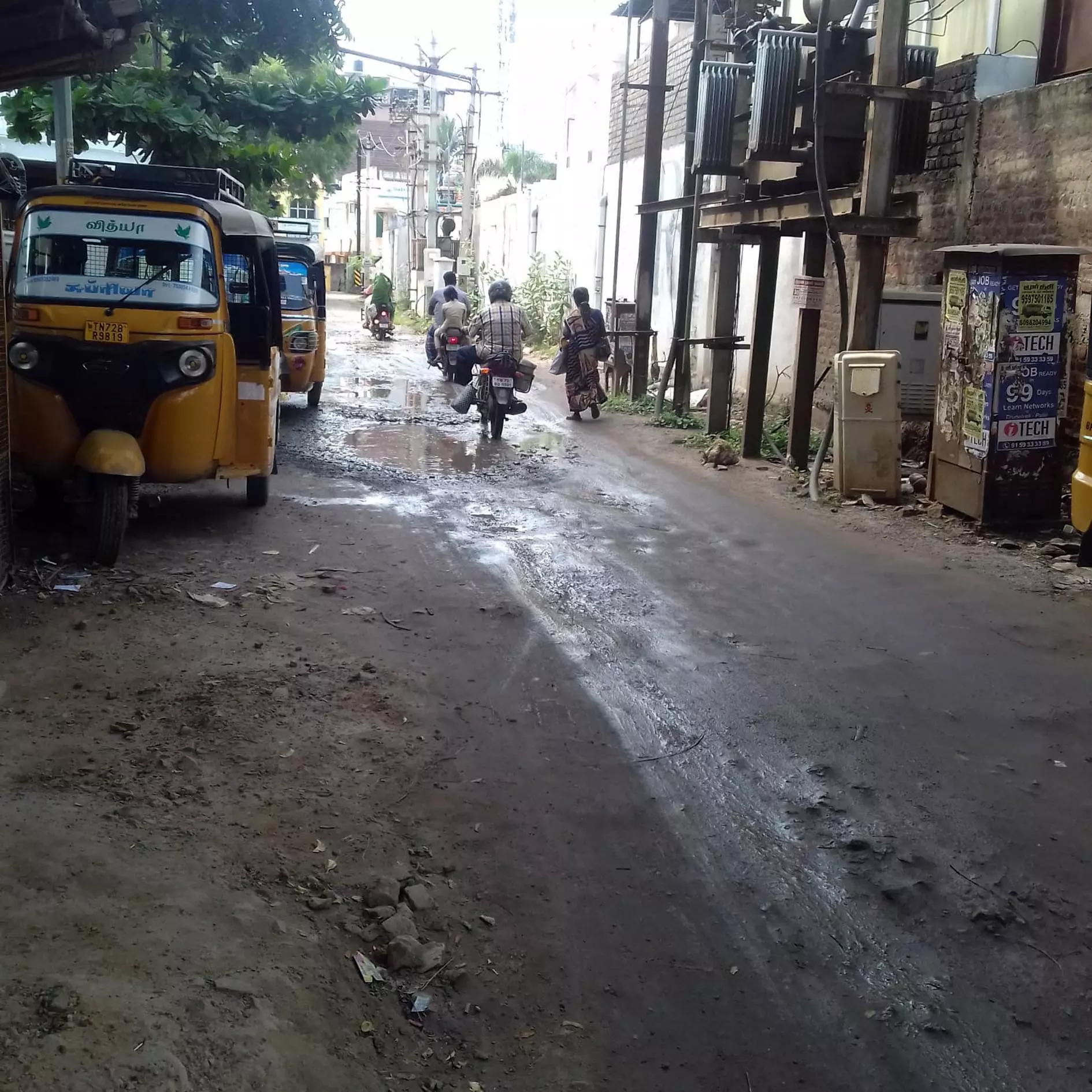 குண்டும் குழியுமான சாலை