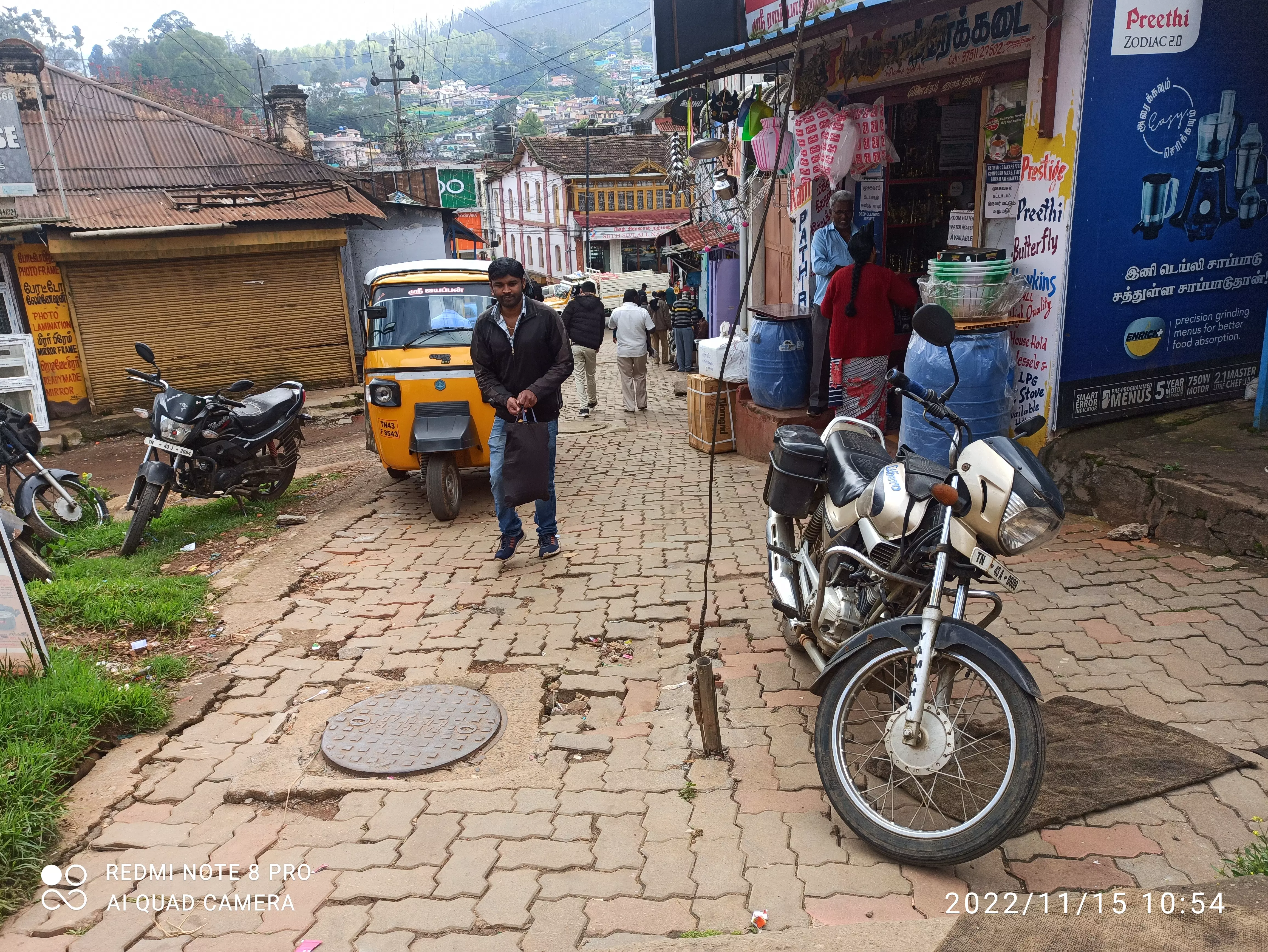 நடைபாதையின் நடுவே மின் கம்பி நடைபாதையின் நடுவே மின் கம்பி