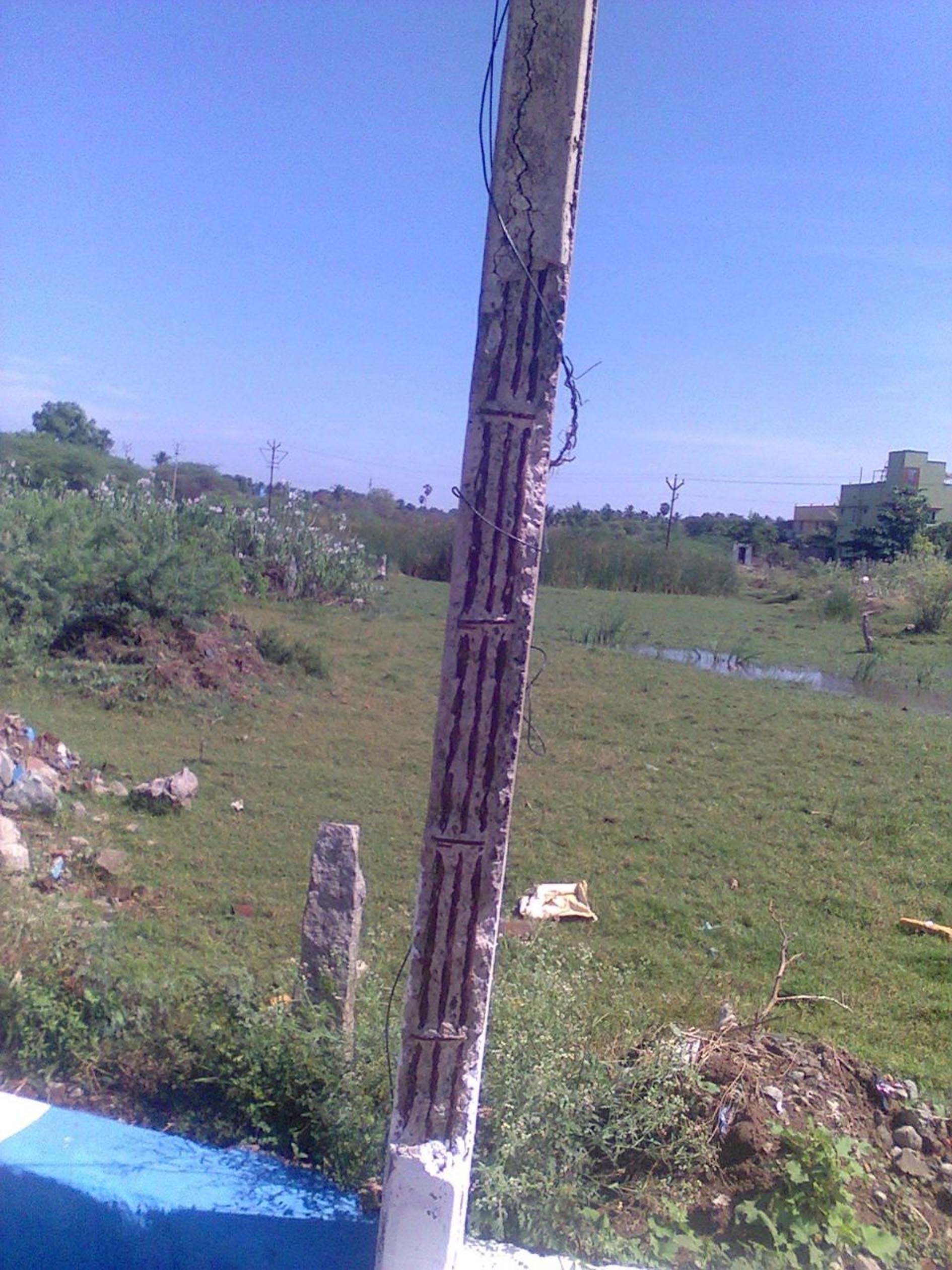 எலும்புக்கூடான மின்கம்பம் எலும்புக்கூடான மின்கம்பம்