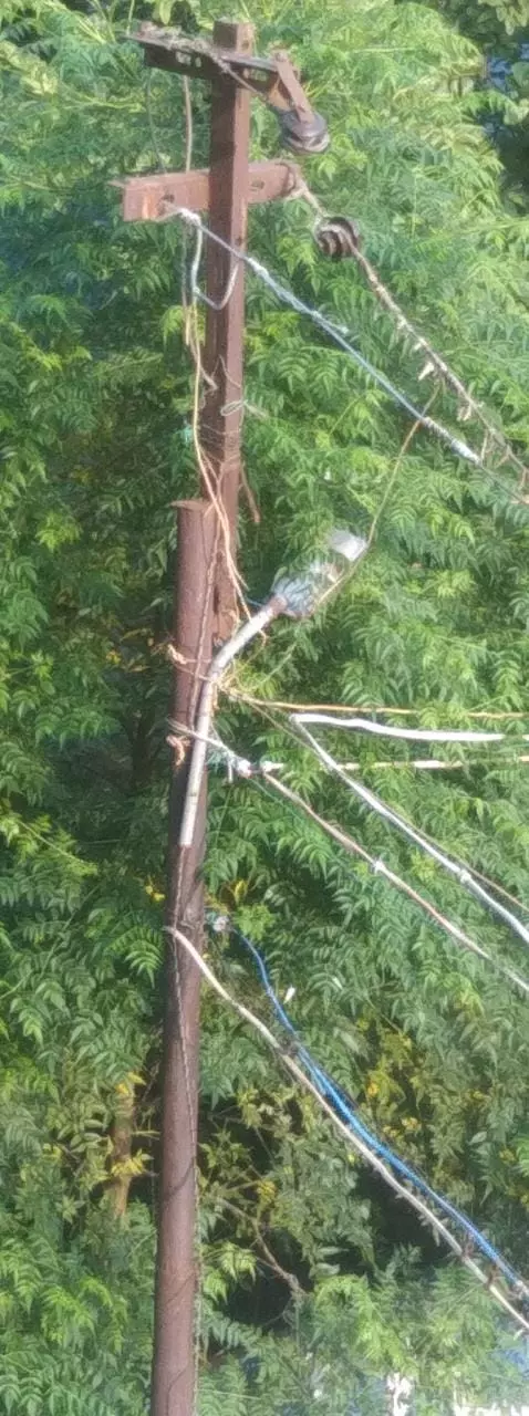 பழுதடைந்த மின்கம்பங்கள்