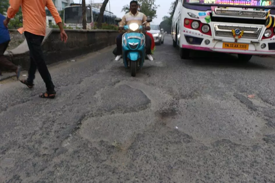 குண்டும் குழியுமான சாலை