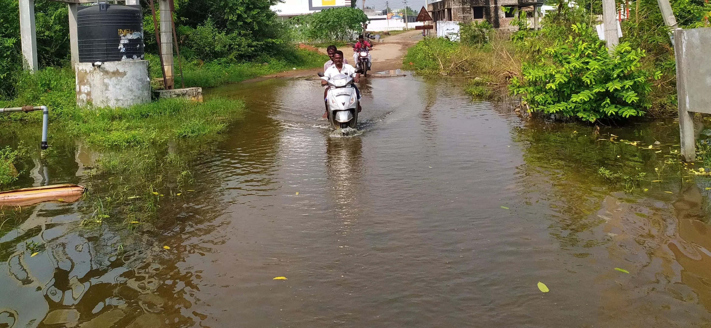 சாலையில் ஓடும் மழைநீர் சாலையில் ஓடும் மழைநீர்
