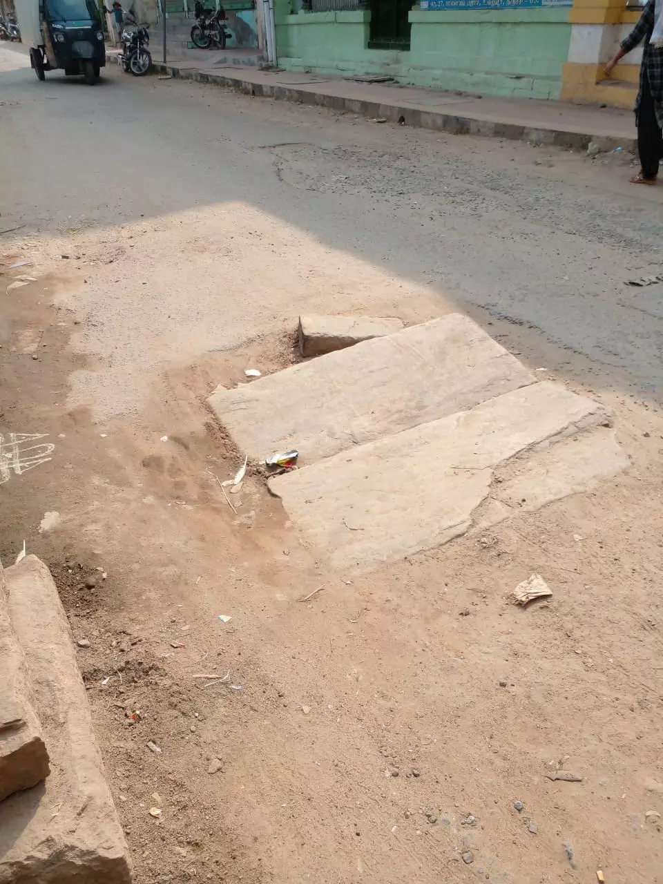 கீழே விழும் வாகன ஓட்டிகள்