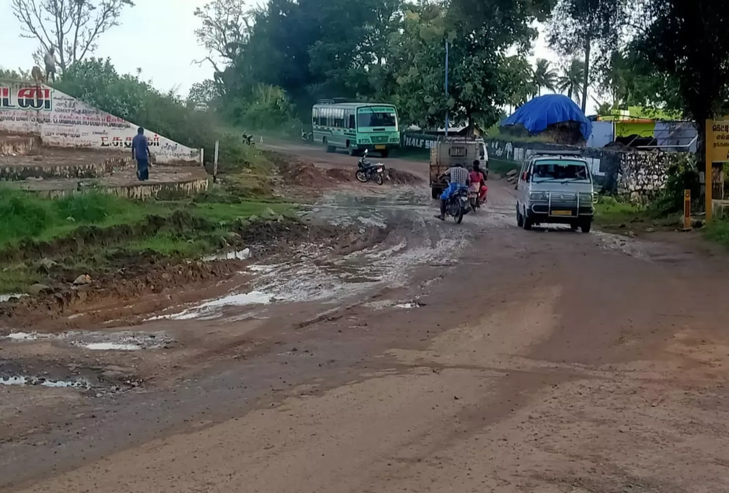 சேறும்-சகதியுமான ரோடு சேறும்-சகதியுமான ரோடு