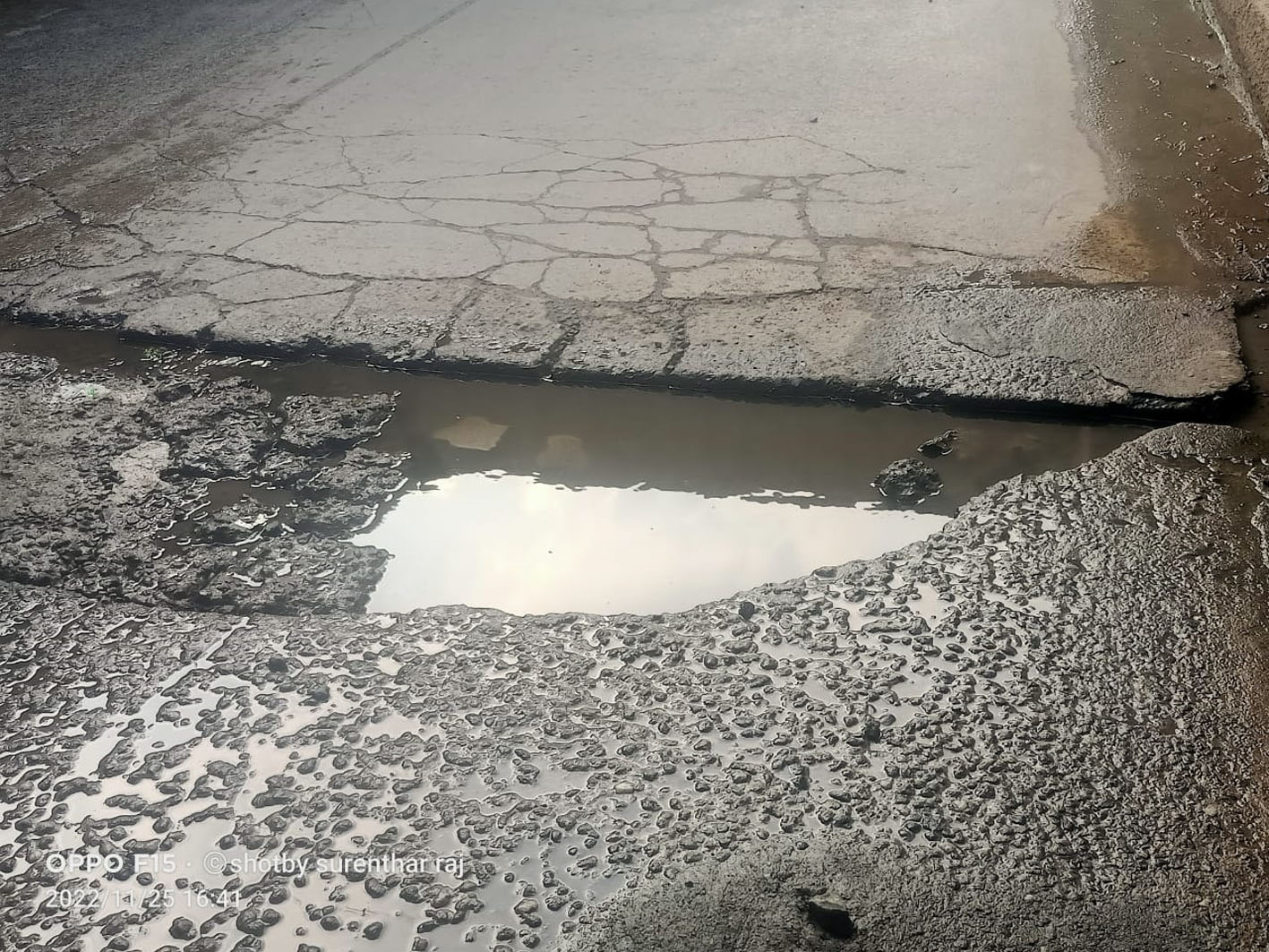 ரெயில்வே சுரங்கப்பாதையில் பள்ளம்