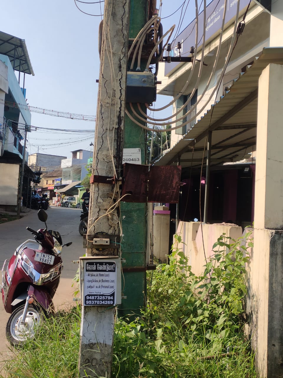 சேதமடைந்த மின்கம்பம்