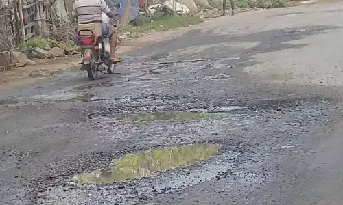 குண்டும்,குழியுமான சாலை