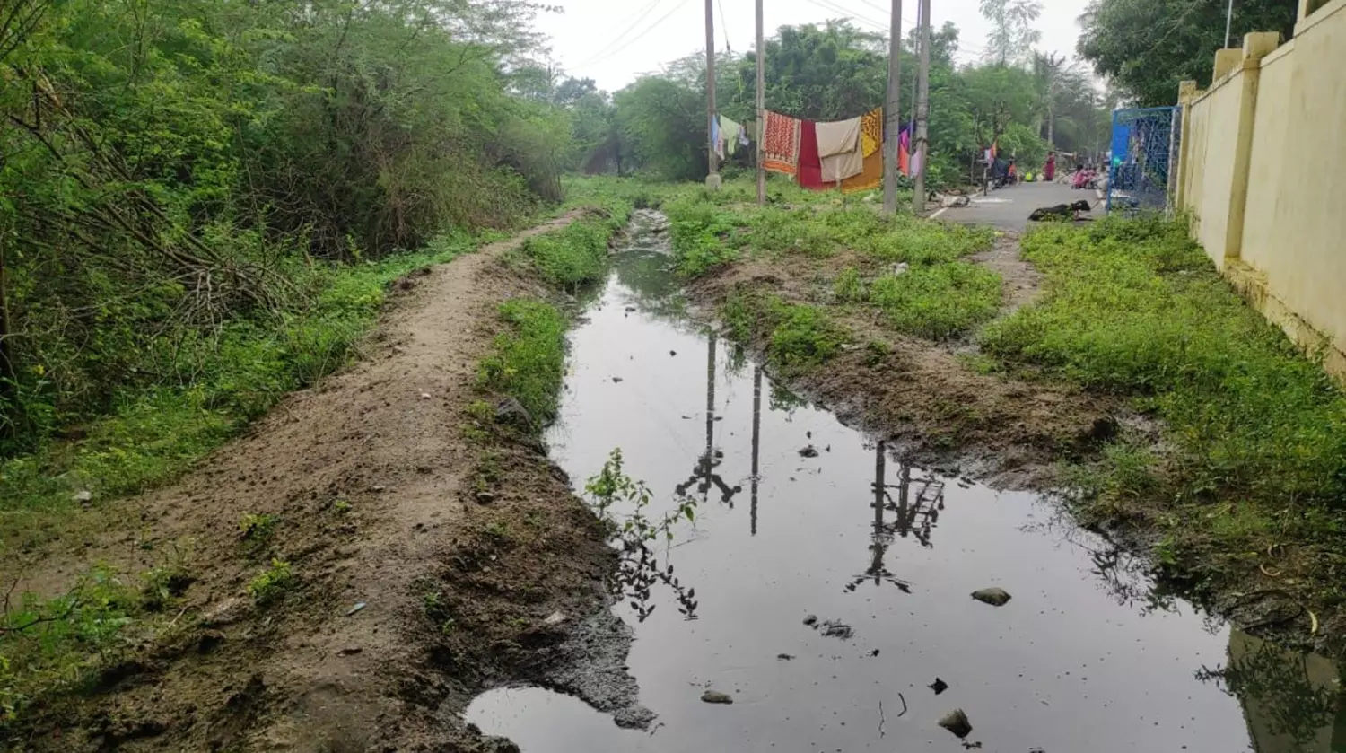 கழிவுநீர் ஏரியில் கலக்கும் அவலம் கழிவுநீர் ஏரியில் கலக்கும் அவலம்