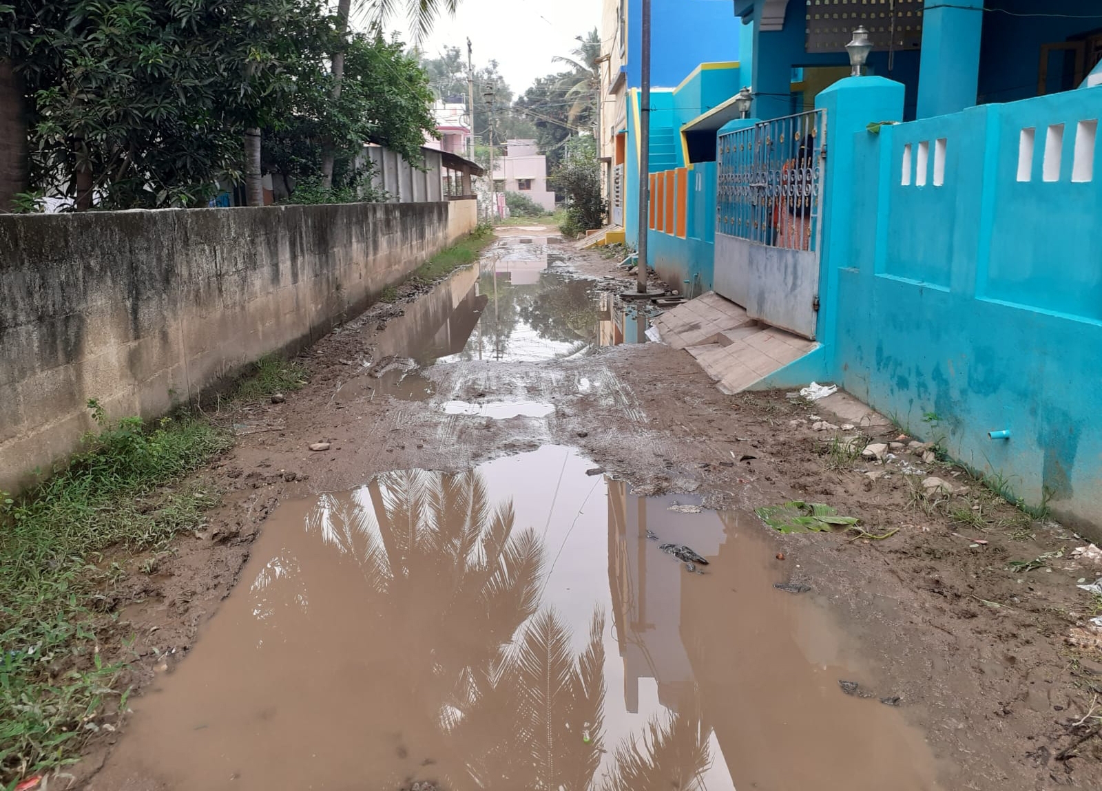 சேறும் சகதியுமான சாலை