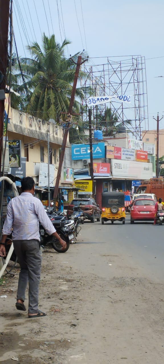 சாய்ந்த மின்கம்பம்