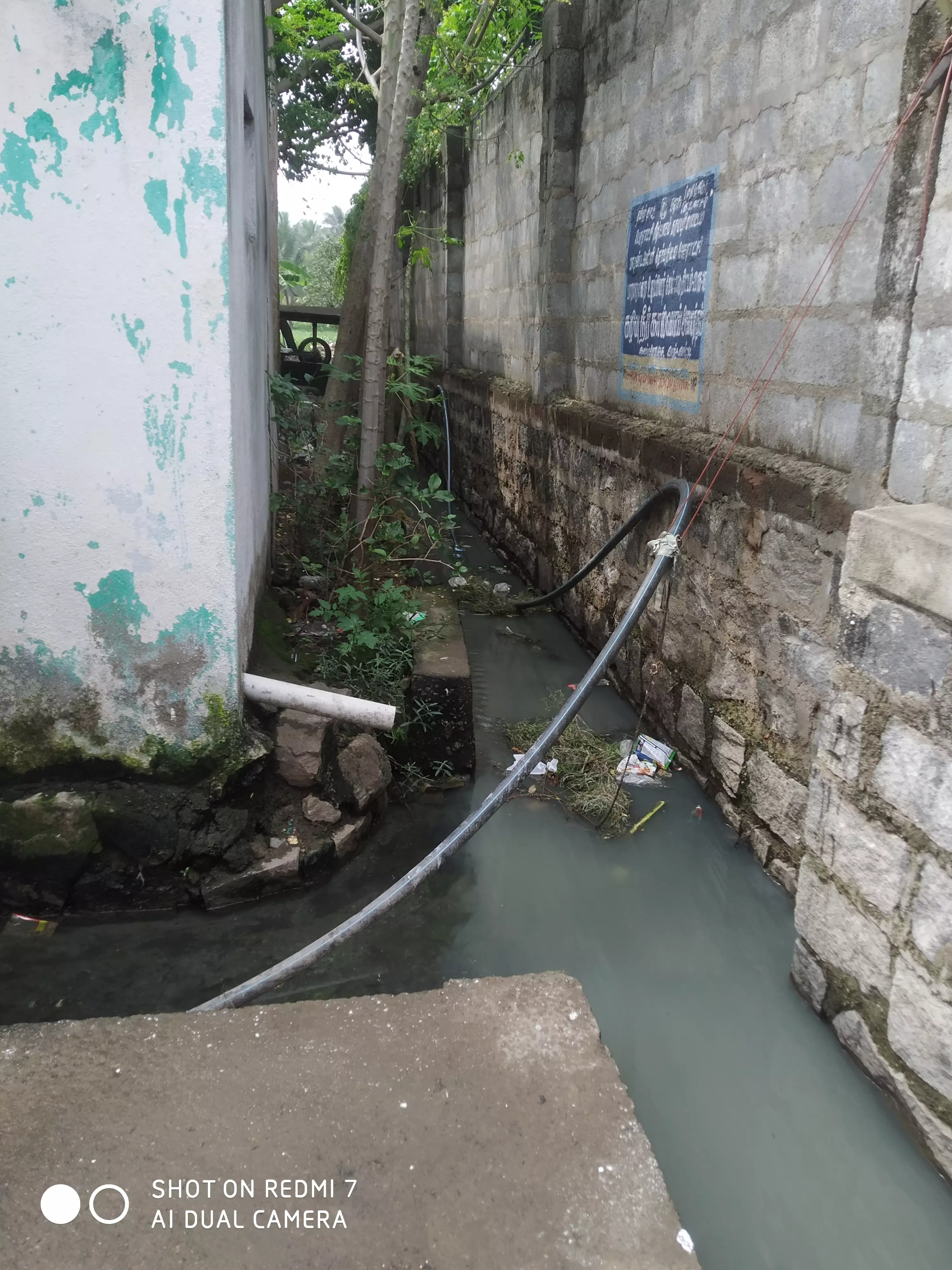 கால்வாயில் தேங்கும் கழிவுநீர்