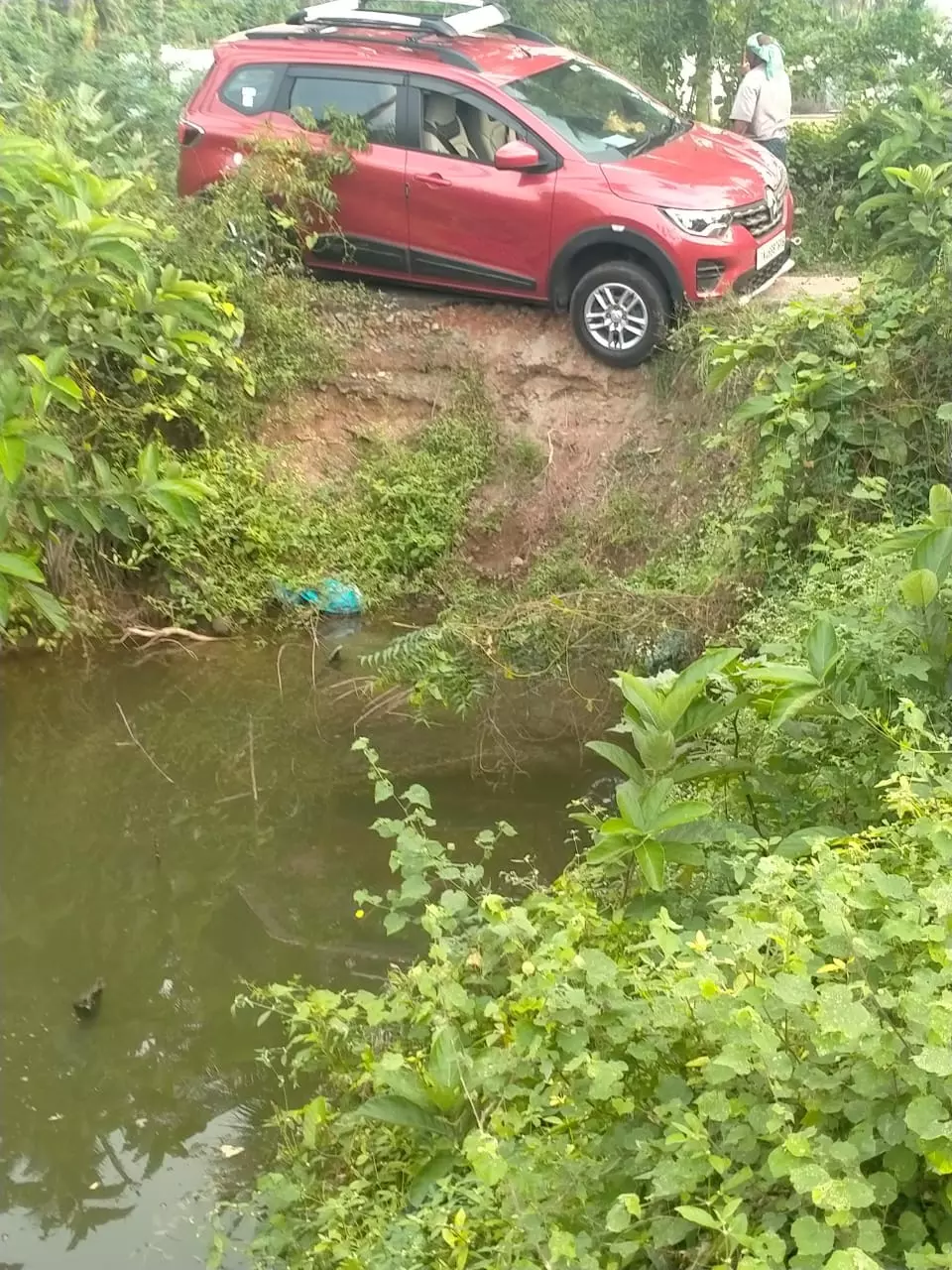 சாலையோரம் உள்ள கிணறு சாலையோரம் உள்ள கிணறு