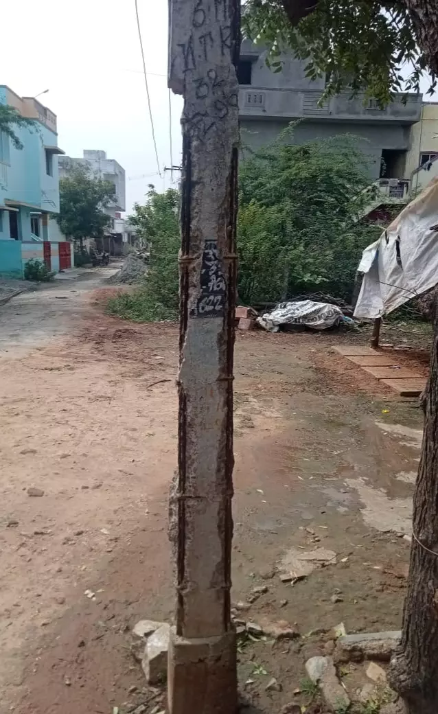 சிதிலமடைந்த மின்கம்பம் சிதிலமடைந்த மின்கம்பம்