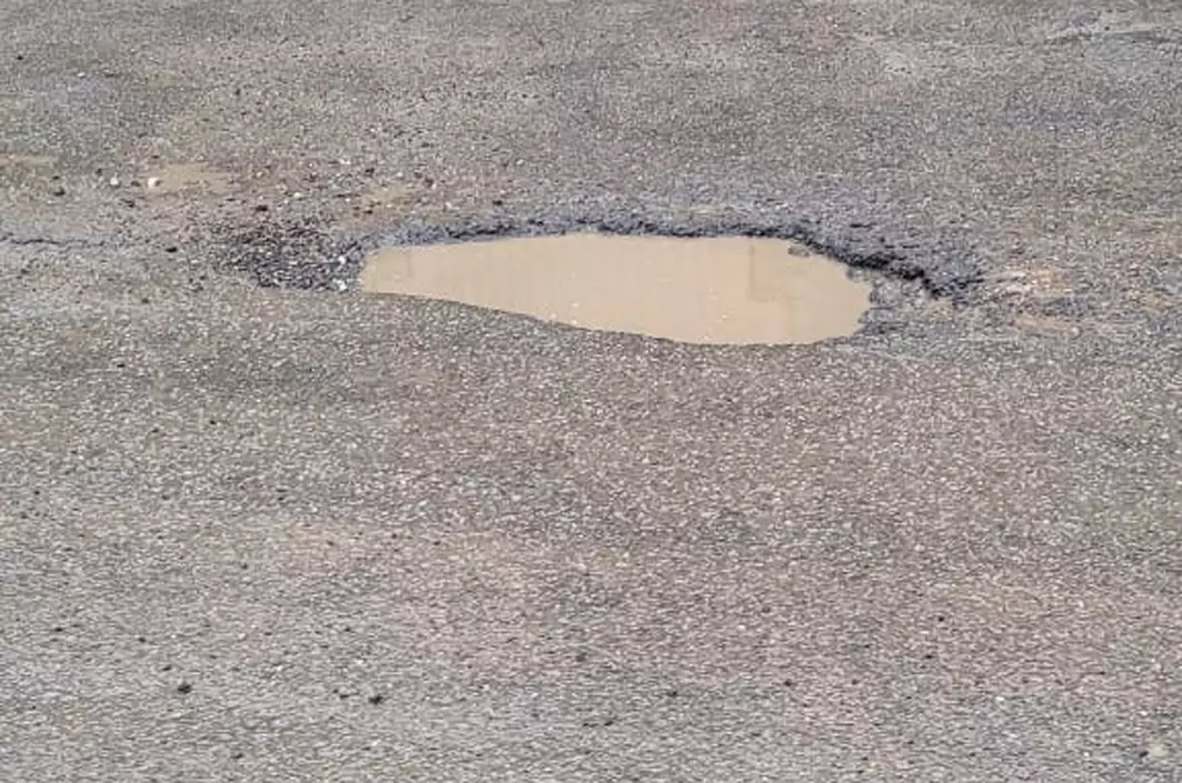 உயிர்பலி வாங்க காத்து இருக்கும் சாலை பள்ளம்