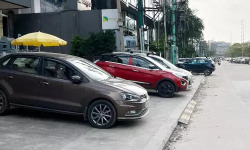 நடைபாதை ஆக்கிரமித்து உள்ள தனியார் நிறுவனம்