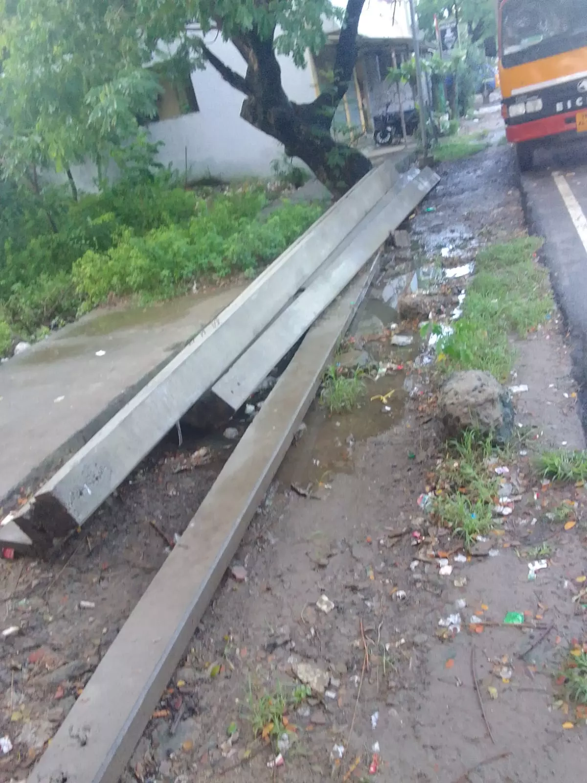 மின்கம்பங்களின் அவலம்