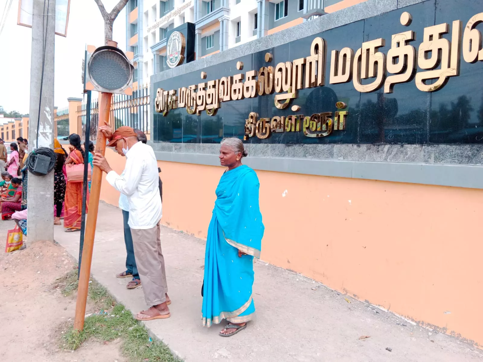 நிழற்குடை வேண்டும்