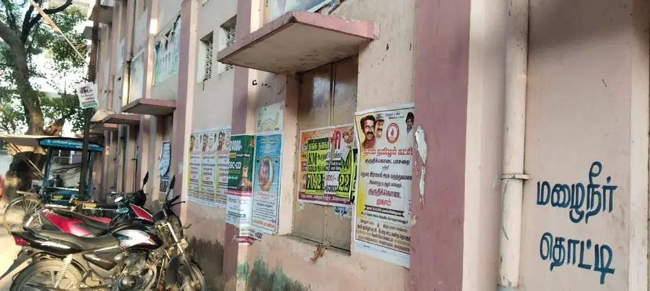 பள்ளி சுவரில் சுவரொட்டி பள்ளி சுவரில் சுவரொட்டி